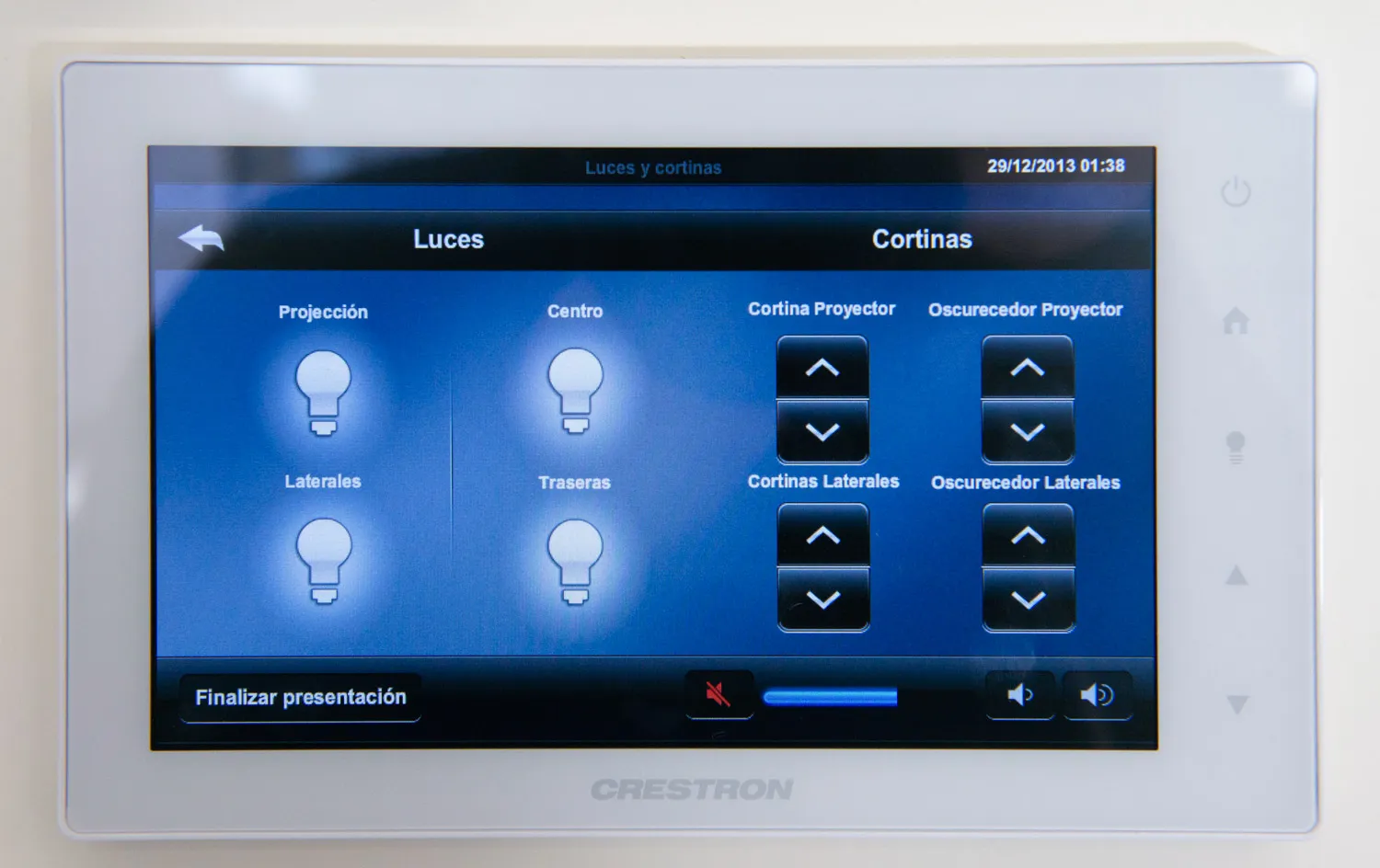 Panel táctil Crestron mostrando el control de luces y cortinas de la sala.